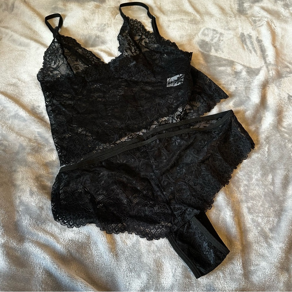 Elegant Black Lace Lingerie Set - image 1